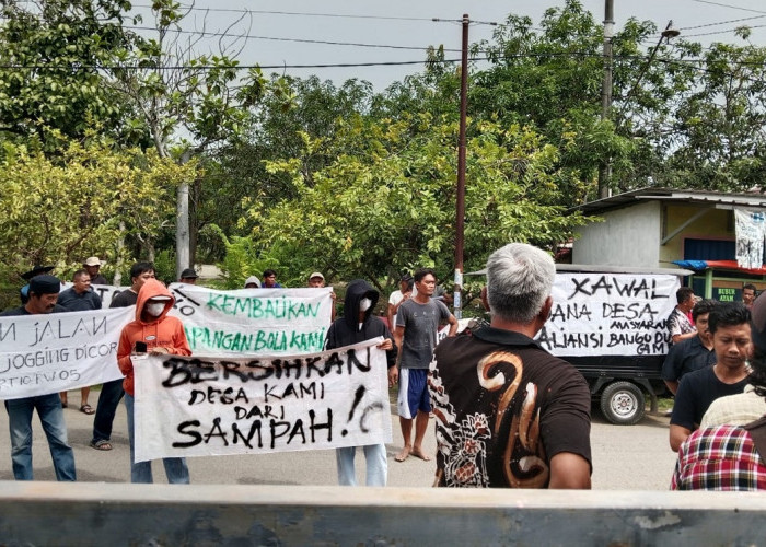 Demo Warga Bangodua Indramayu Pertanyakan Dana Desa: Kembalikan Lapangan Bola Kami!