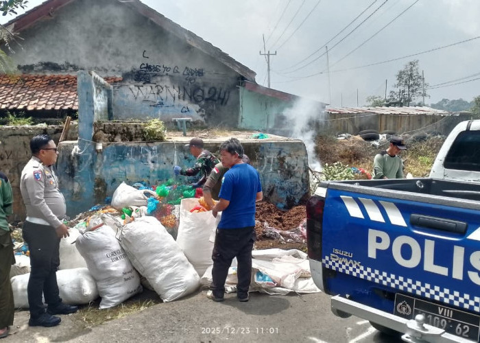 Satlantas Polres Kuningan Pasang Bantalan Keselamatan di Jalur Rawan Kecelakaan Jelang Nataru