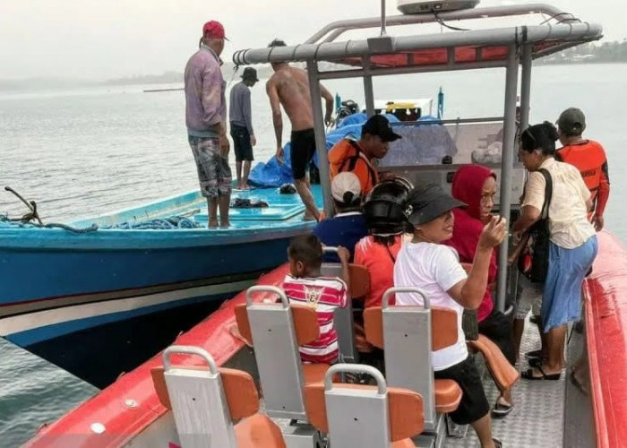 Tim SAR Gabungan evakuasi 27 Penumpang Kapal Cepat Alami Mati Mesin di Selat Nerong