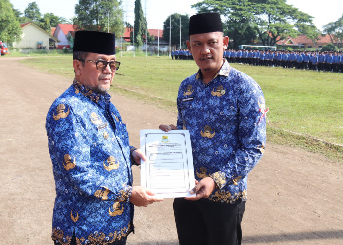 Bupati Imron Serahkan Ribuan SK PPPK Paruh Waktu