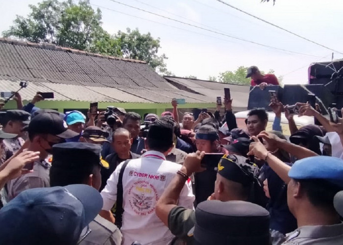 Saling Dorong Polisi dan Peserta Demo Forum Indramayu Menggugat yang Hendak Merangsek ke Al Zaytun