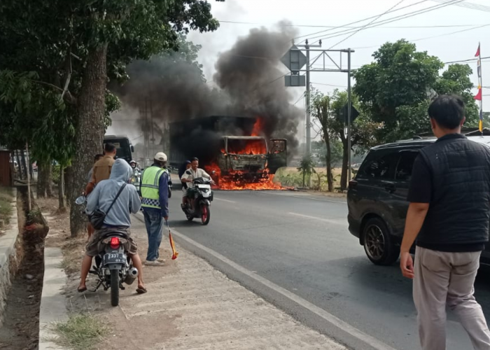 BREAKING NEWS: Truk Terbakar di Beber, Api Muncul dari Bawah Mesin
