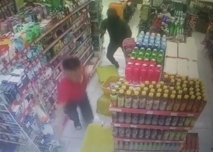 Video Perampokan Minimarket di Majalengka, Pria Bertopi Acungkan Senjata ke Pegawai, Tapi gagal Total