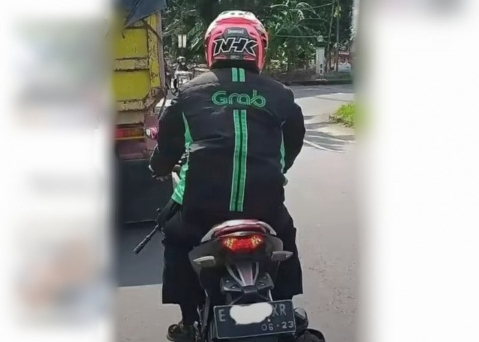 Viral Polisi di Cirebon Pakai Jaket Driver Grab Bawa Senjata Laras Panjang, Lagi Nyamar?