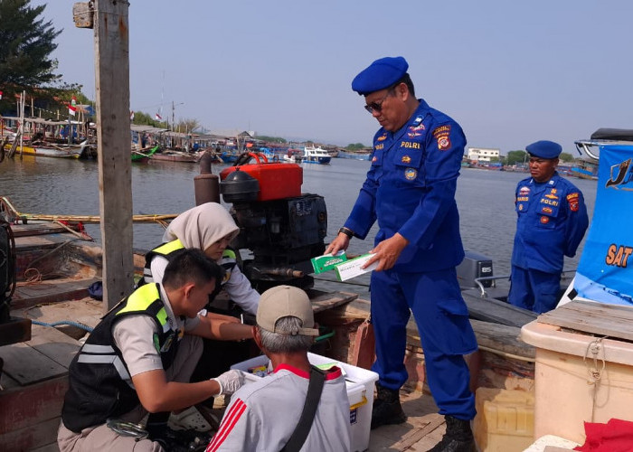 Nelayan Kejawanan Dapat Pemeriksaan Kesehatan dan Obat Gratis dari Satpolairud Cirebon