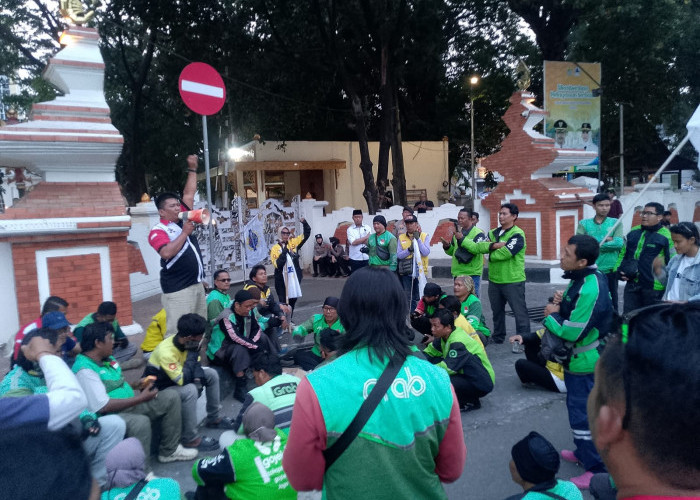 Ojol Cirebon Geruduk Balai Kota, Kecewa Tak Ditemui Pemkot dan Kementerian UMKM