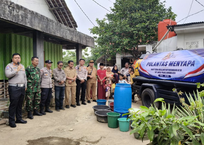 Peduli Warga, Satlantas Polres Cirebon Kota Distribusikan Air Bersih di Argasunya