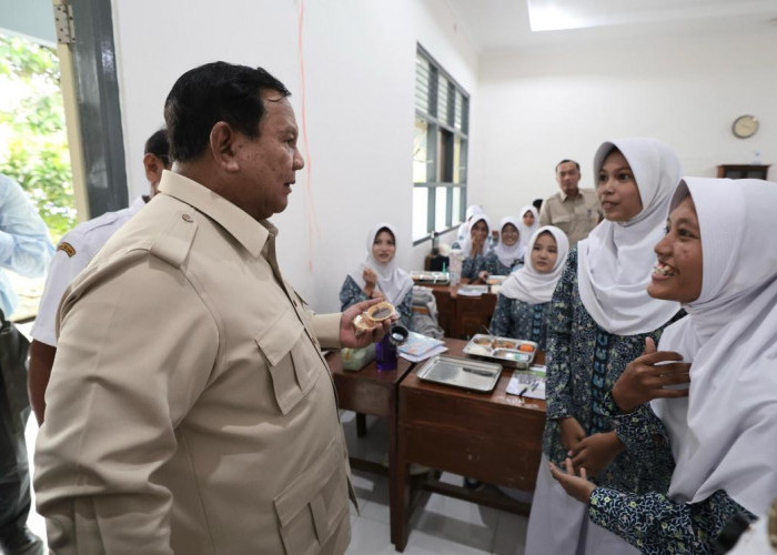 Prabowo Dorong Digitalisasi Pendidikan, Target Tambah Papan Interaktif di Setiap Sekolah