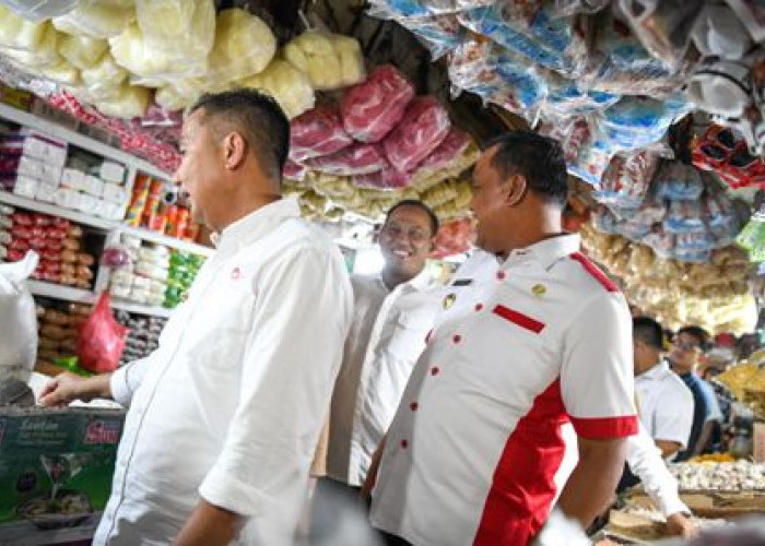 Bey Machmudin Cek Ketersediaan Stok dan Harga Pangan di Pasar Baru Bekasi