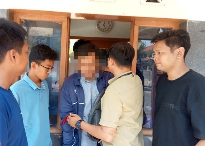 Pencuri Sepatu di Masjid At-Taqwa Cirebon Berhasil Ditangkap, Sepatu Bermerek Jadi Incaran