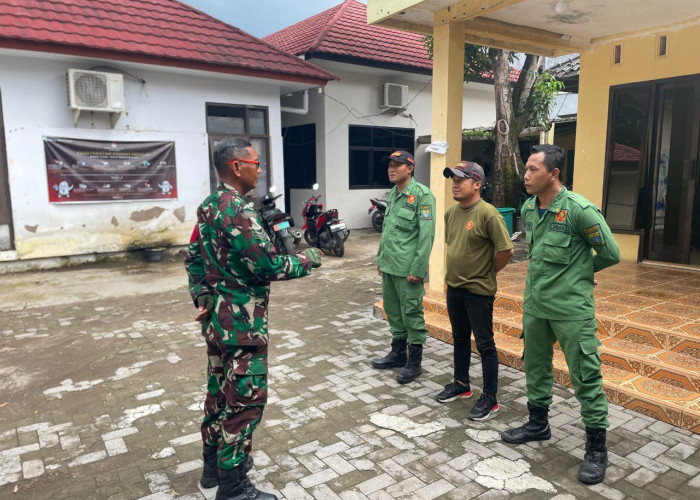 Tingkatkan Keamanan Lingkungan, Babinsa Kalijaga Kota Cirebon Siagakan Satlinmas