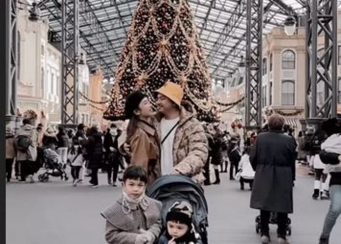 Chelsea Olivia Bersama Keluarga Liburan Natal di Disneyland Tokyo