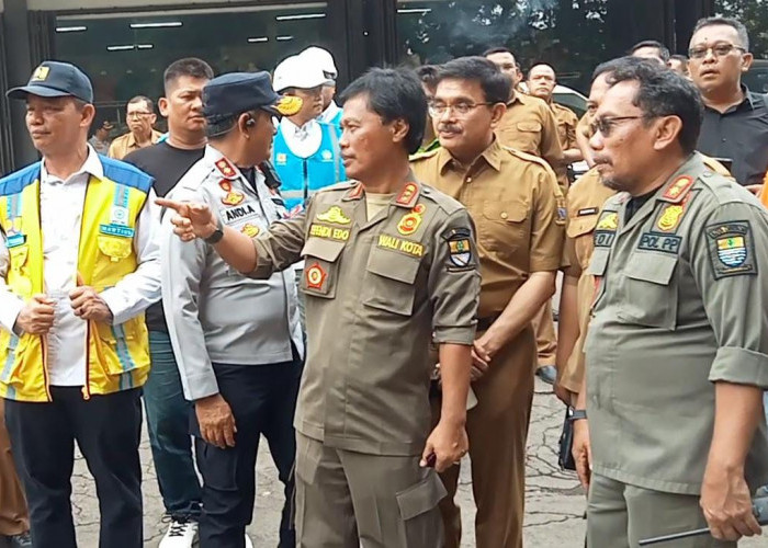 Langkah Nyata Penataan Kota, Pemkot Cirebon Bongkar Bangunan PKL di Bantaran Sungai Sukalila
