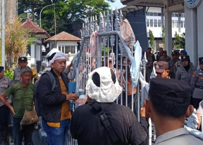 Celana Dalam Dijadikan Alat Demo, Organisasi Perempuan di Kuningan Protes
