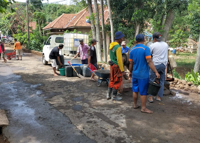 Tidak Mau Andalkan Pemerintah, Kampung di Cirebon Perbaiki Sendiri Jalan Desa