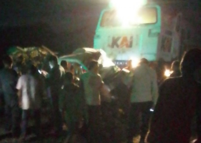 Mobil Tertabrak Kereta Api di Cirebon, Sempat Tersangkut di Lokomotif