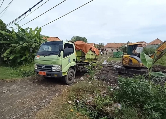 DLH Kabupaten Cirebon Bersihkan TPS Liar, Warga Citemu Diminta Lebih Peduli Lingkungan