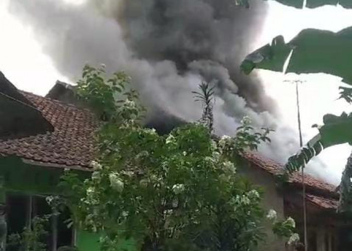 Satu Unit Rumah di Desa Dukupuntang Terbakar, Diduga Akibat Arus Pendek Listrik