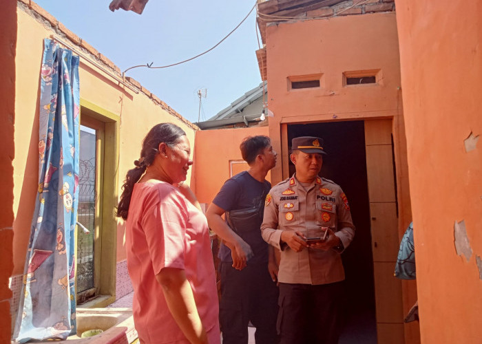 Diterjang Angin Kencang, Atap Rumah Warga Penggung Selatan Ambruk