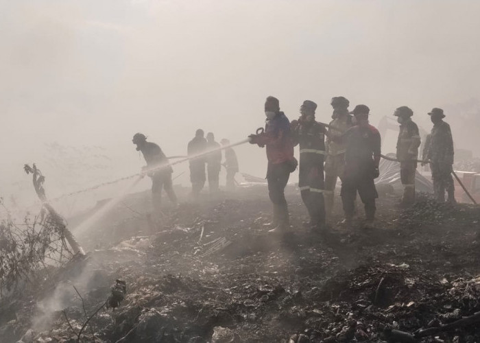 Kebakaran TPSA Ciniru Kuningan Meluas, Api Ancam Perkebunan Warga