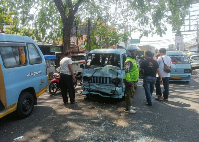 BREAKING NEWS! Kecelakaan di Cirebon, Pengendara Motor Dilarikan ke Rumah Sakit