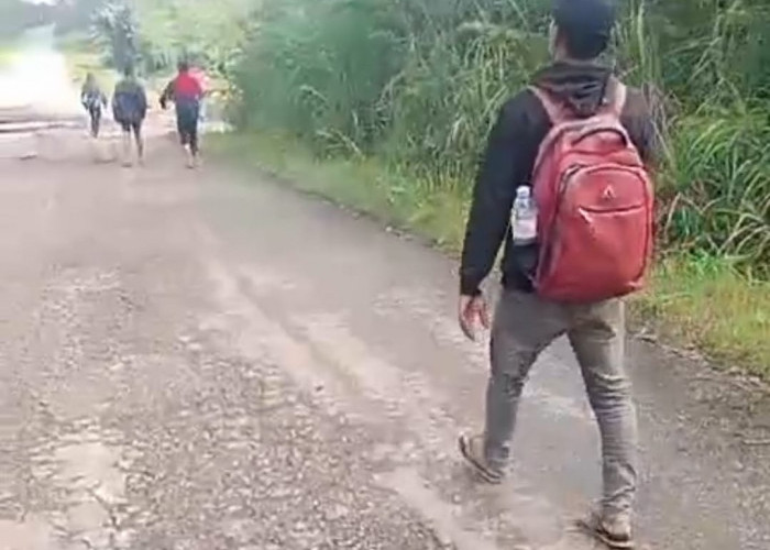 Viral! Video Warga Kota Cirebon Jalan Kaki 9 Hari dari Wilayah Bencana Aceh, Wakil Walikota Respon Begini