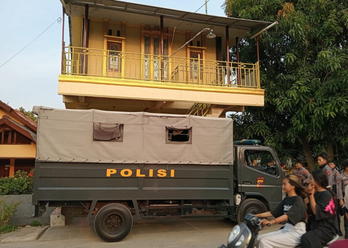 Warga Desa Bunder Cirebon Murka, Keluarga Pelaku Pembunuhan Pergi Dikawal Polisi  