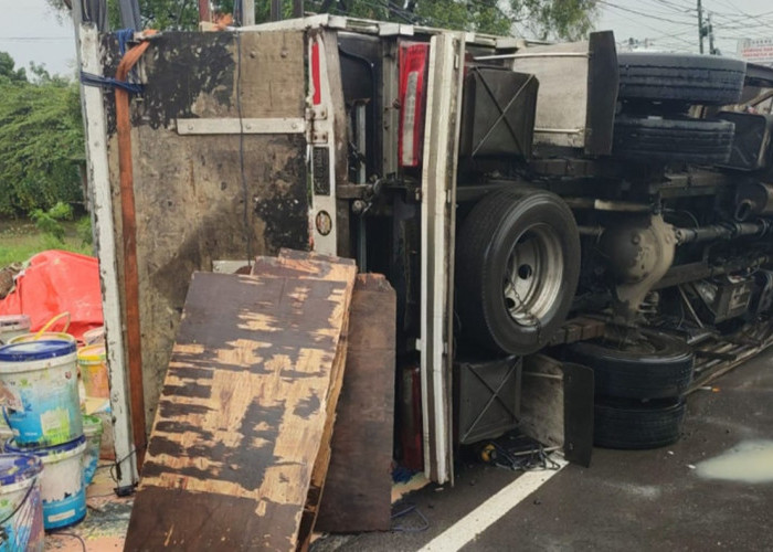 Hindari Motor, Truk Bermuatan 7 Ton Cat dan Kain Terguling di Jembatan Arjawinangun