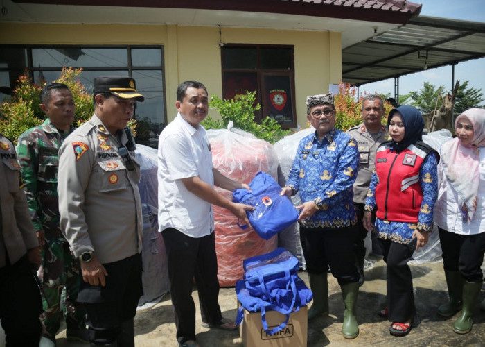 Bupati Cirebon Tinjau Banjir di Pabedilan, Langsung Berikan Bantuan