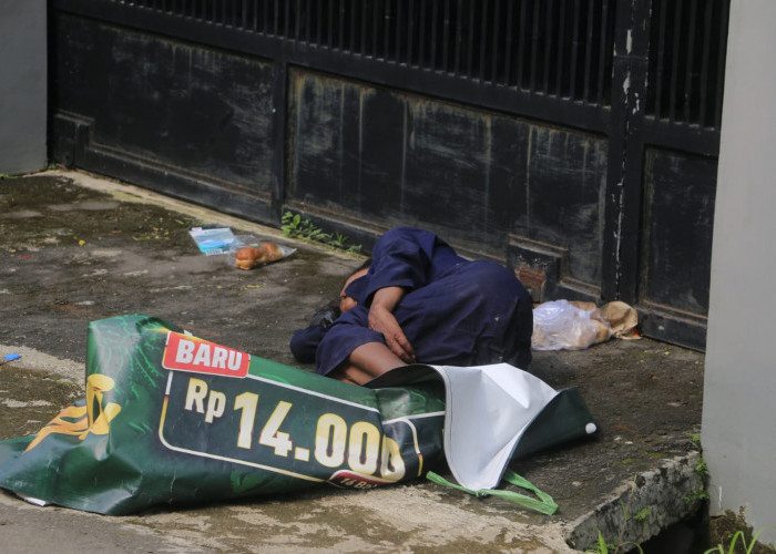 Warga Komplek Stadion Bima Bingung, Ada Gelandangan Sakit di Depan Rumah