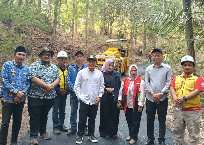 Rusak Belasan Tahun, Jalan Kaduela–Talaga Remis Kuningan Mulai Diperbaiki Sepanjang 3 Kilometer