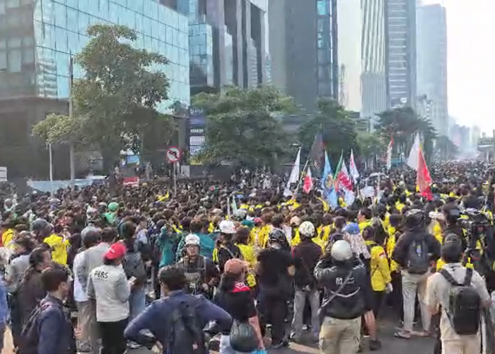 Demo Mahasiswa di Jakarta Memanas, Massa Tembus Blokade Polisi di Bundaran HI