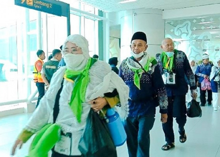 Jamaah Haji Kloter Pertama Tiba di Bandara Kertajati Majalengka