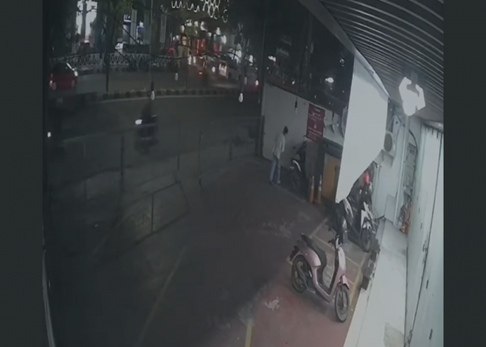 Curanmor di Cirebon, Motor Karyawan Toko Raib Saat Parkir, Aksi Pelaku Terekam CCTV