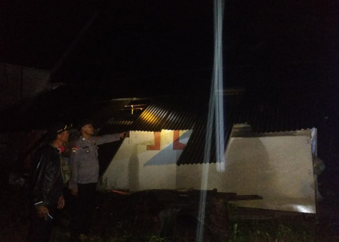 Angin Kencang Terjang Cikawung Indramayu, Atap sejumlah rumah Warga Rusak