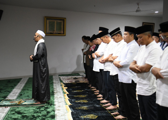 Penjabat Gubernur Bey Machmudin Tarling di Masjid Al Mizan Kejati Jabar 