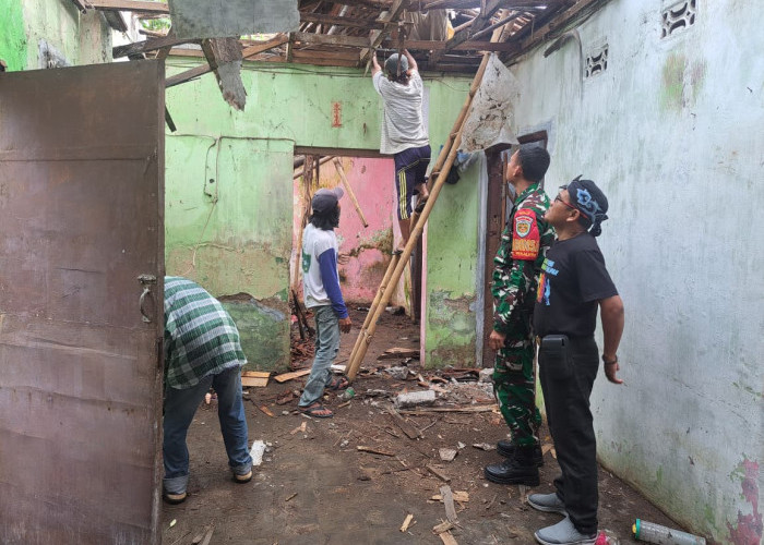 Babinsa Pekalipan Laksanakan Kerja Bakti Persiapan Rehab Rutilahu