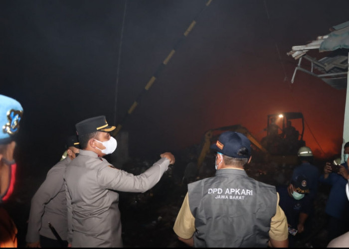 Polres Cirebon Kota Bantu Padamkan Kebakaran Lahan TPA Kopi Luhur
