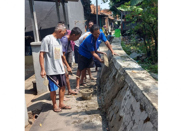 Anggota DPRD Kota Cirebon dan Warga Perbaiki Tanggul dan Pintu Air Sungai Kriyan, Pakai Dana Pribadi
