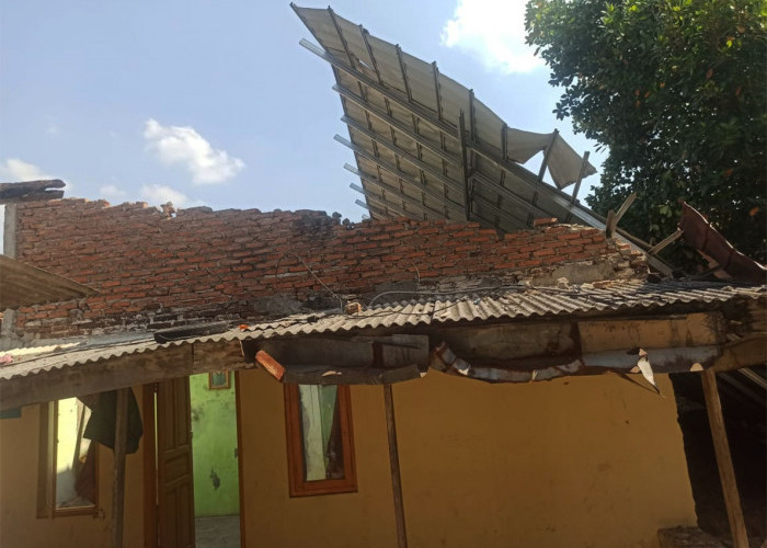 Angin Puting Beliung di Kota Cirebon, 8 Rumah Mengalami Kerusakan Berat