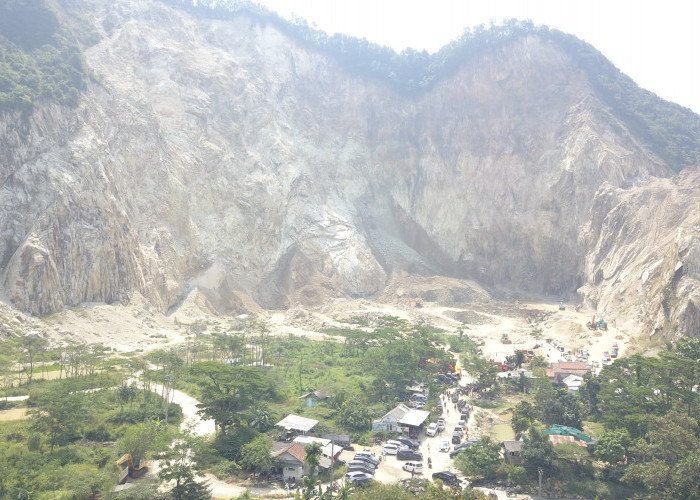 FOTO DRONE: Longsor Gunung Kuda Cirebon
