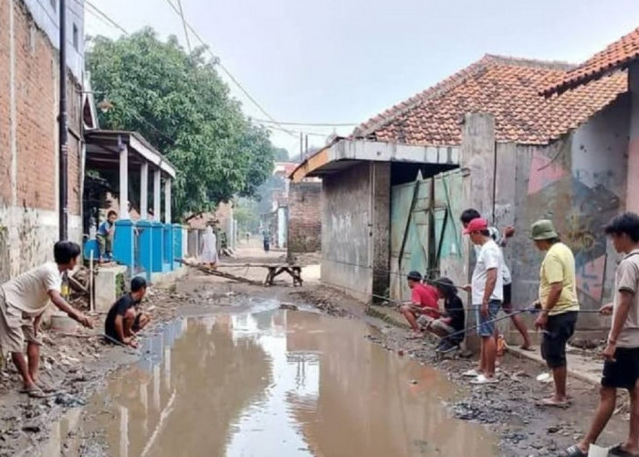 Warga Batembat Cirebon Ngeluh Jalan Rusak, Aktivitas Terganggu
