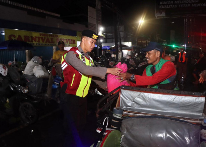 Cara Polresta Cirebon Jaga Kamtibmas di Bulan Ramadhan, Bangunkan Warga untuk Sahur Sambil Patroli