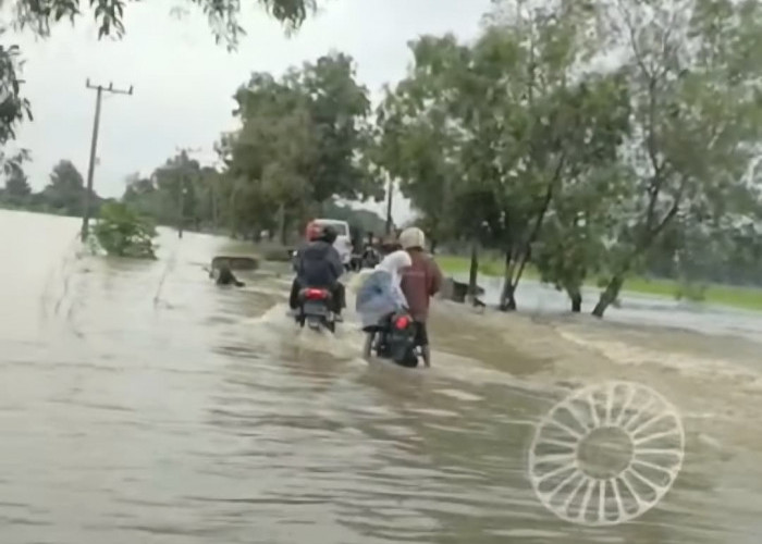 Jalan Bunder–Ujunggebang Nyaris Lumpuh, Arus Air Deras Putus Akses Warga