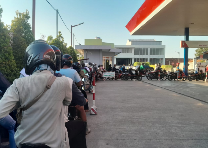 Antrean Pertalite di Cirebon Mengular, Dampak Kenaikan Harga Pertamax Mulai Terasa