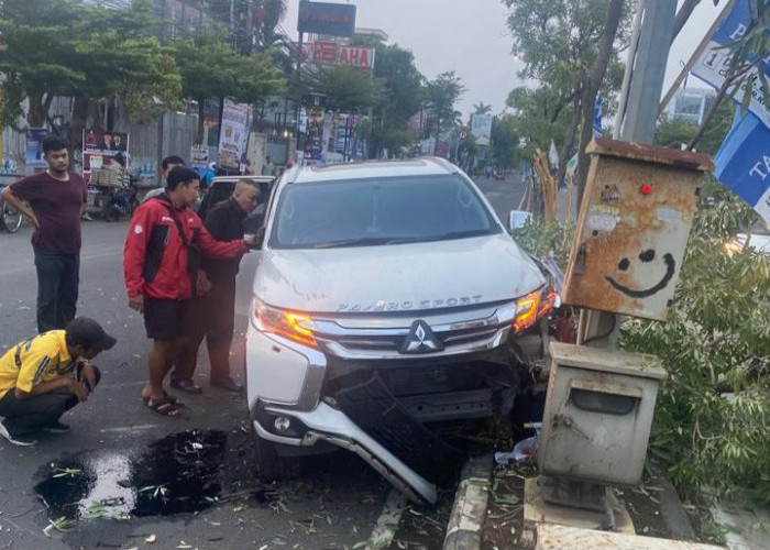 BREAKING NEWS: Mobil Pajero Hilang Kendali, Tabrak Median Jalan Jl Cipto dan Pohon