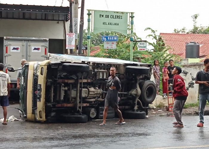 Truk Boks Terguling di Kota Cirebon, DIkendarai Sopir Tembak