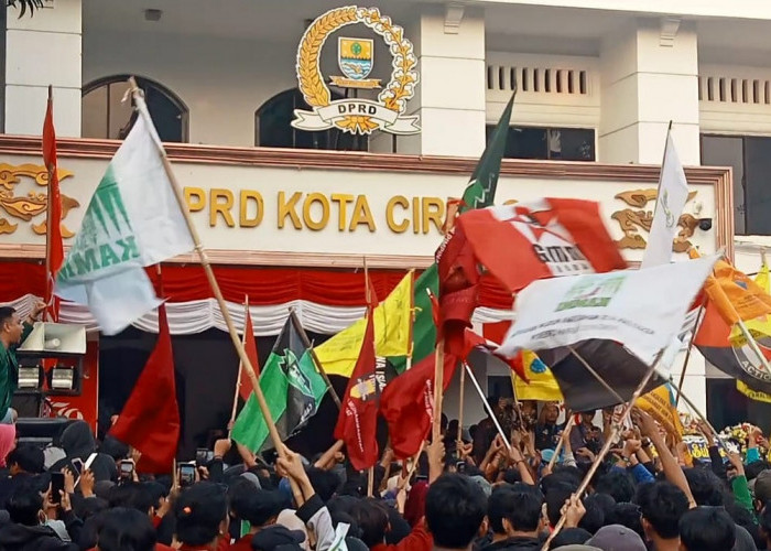 2 Hari Gelar Unjuk Rasa, Mahasiswa Cirebon Keras Melawan: Adili Jokowi!