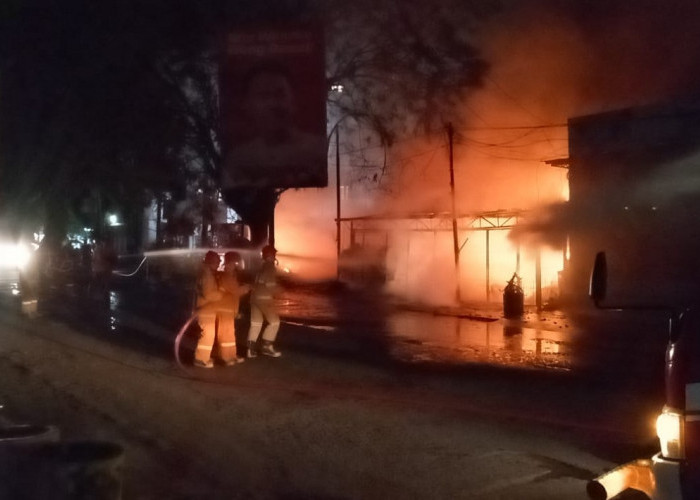 Kebakaran di Kota Cirebon Hari Ini, 7 Unit Damkar Dikerahkan ke Kelurahan Kecapi