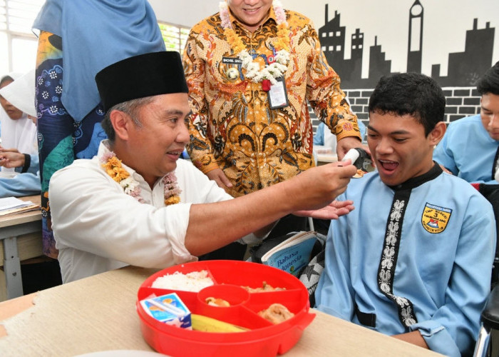 Tinjau Uji Coba Makan Bergizi Gratis di SMPN 3 Bogor,  Bey Machmudin: Anak Sehat, Ekonomi Lokal Harus Tumbuh